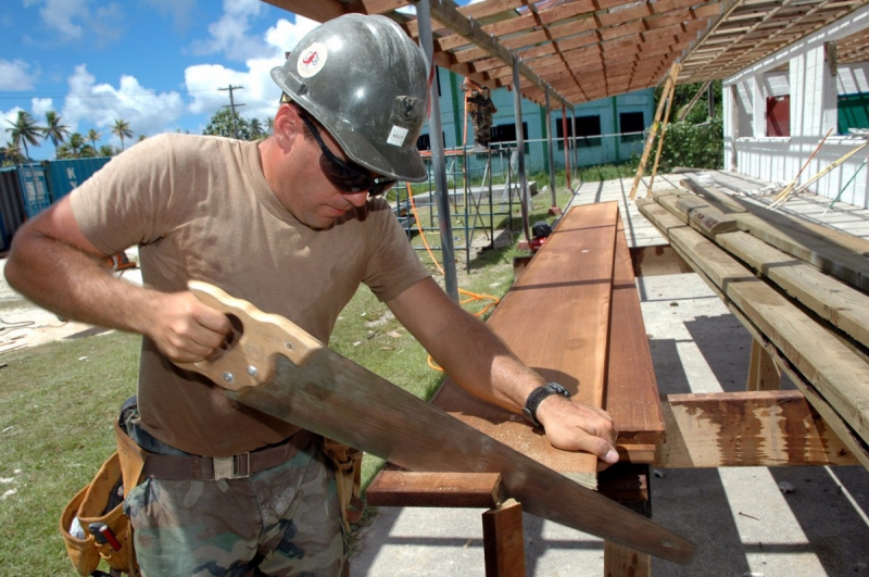 ebeniste-ST MARTIN D ENTRAUNES-min_worker_construction_building_carpenter_male_job_build_helmet-893290